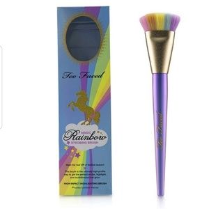 Too Faced Strobing rainbow brush